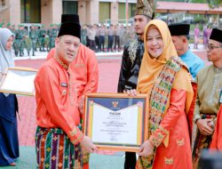 Hut Kampar Ke-74, Pj Ketua TP PKK Kabupaten Kampar Terima Penghargaan Bunda Asuh Anak Stunting