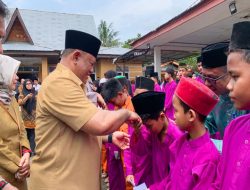 Pj Sekda Kampar Berikan Santunan Sekaligus Menyambut Ramadhan 1445 H Di Desa Baru