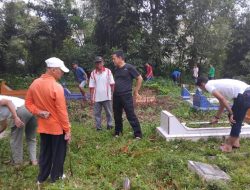 Bersama Masyarakat, Pj Bupati Kampar Gotong Royong Bersihkan Lokasi Pemakaman