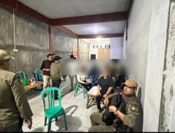 Personel Satpol PP Razia Tempat Karaoke Yang Menyediakan Minuman Keras