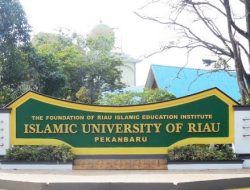 Administrasi Amburadul, Kampus UIR Berhentikan Dosennya Lewat WatshApp