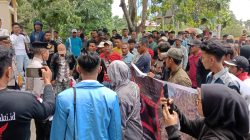 Aliansi Mahasiswa dan Masyarakat Sungai Sarik dan V Koto Setingkai Gelar Demo Tuntut Pembangunan Jembatan Sungai Sarik di kantor Bupati
