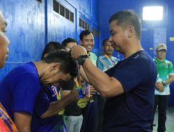 Bupati Kampar Serahkan Medali Juara Tim Kemenag Kampar di ajang Tournament Badminton Antar OPD