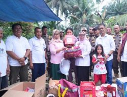 Wabup Kampar Tinjau Korban Kebakaran di Siak Hulu Sekaligus Serahkan Bantuan